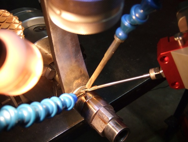 YAG激光焊接機光斑變成橢圓的原因