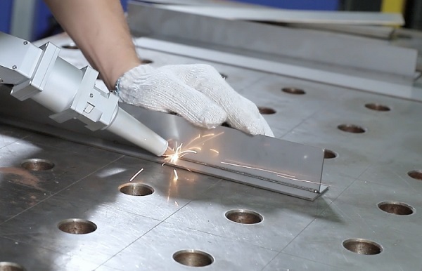 一臺1000W手持激光焊接機多少錢？