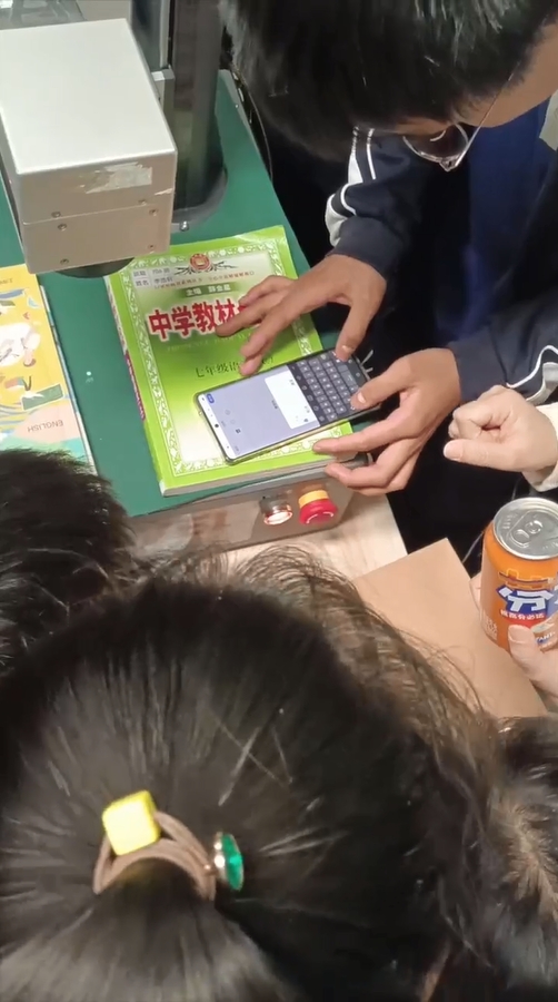 小朋友操作桌面式激光打標(biāo)機(jī) 小朋友操作桌面式激光打標(biāo)機(jī)