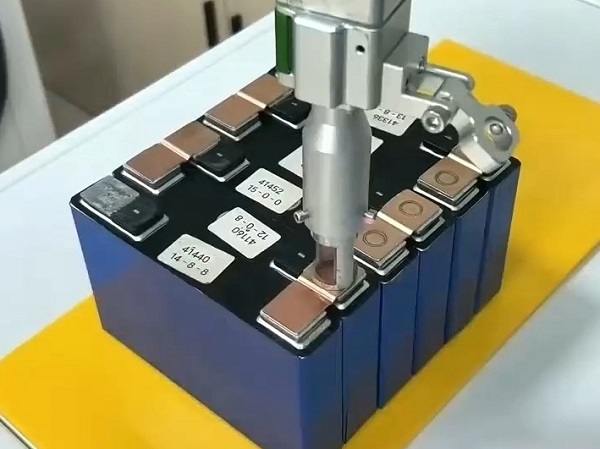 手持式鋰電池激光焊接