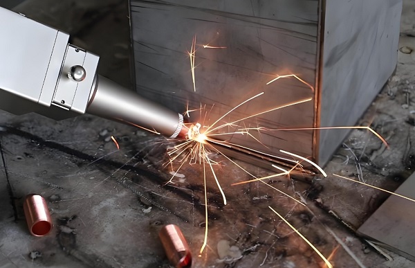 激光焊接機在焊接過程中，是否可以實現(xiàn)多角度焊接？