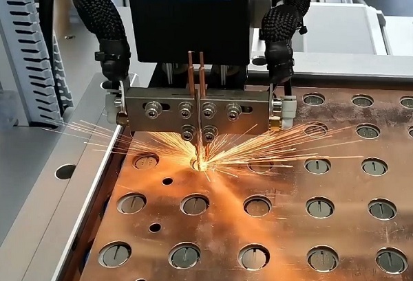 激光焊接機(jī)可以點(diǎn)焊鋰電池嗎？