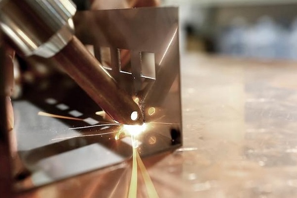 激光焊接機(jī)對(duì)于狹小空間也能靈活焊接操作