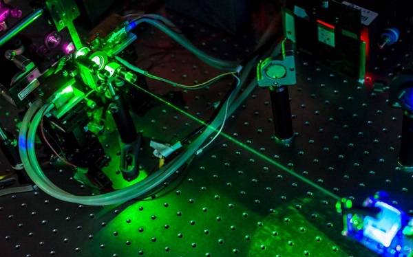 焊接電池電芯的激光焊接機(jī)用的哪種激光？